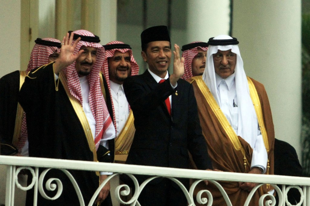 Raja Arab Saudi Salman bin Abdulaziz Al-Saud (kiri) dan Presiden Joko Widodo (ketiga dari kiri) melambaikan tangan ke arah wartawan. (FOTO: MI/Panca Syurkani)