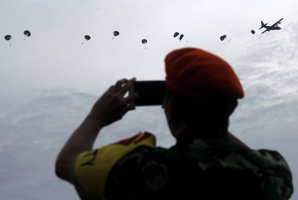  Prajurit Batalyon Komando Paskhas 466 terjun dari pesawat Hercules saat terjun payung penyegaran di Landasan Udara (Lanud) Sultan Hasanuddin, Kabupaten Maros, Sulawesi Selatan, Selasa (21/2/2017). Antara Foto/Abriawan Abhe/pd/17