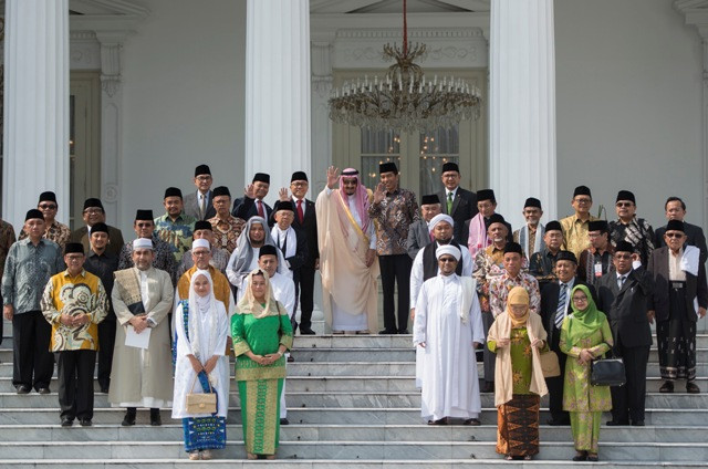  Presiden Joko Widodo (kanan tengah) dan Raja Arab Saudi Salman bin Abdulaziz Al-Saud (kiri tengah) melambaikan tangan saat berfoto bersama usai bertemu dengan sejumlah pimpinan lembaga Islam dan tokoh-tokoh Islam Indonesia di Istana Merdeka. Foto: Antara