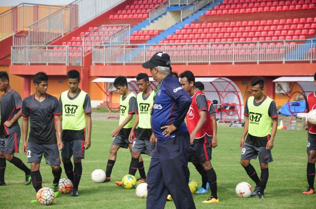 Para pemain Persepam berlatih di bawah arahan Rudy Keltjes