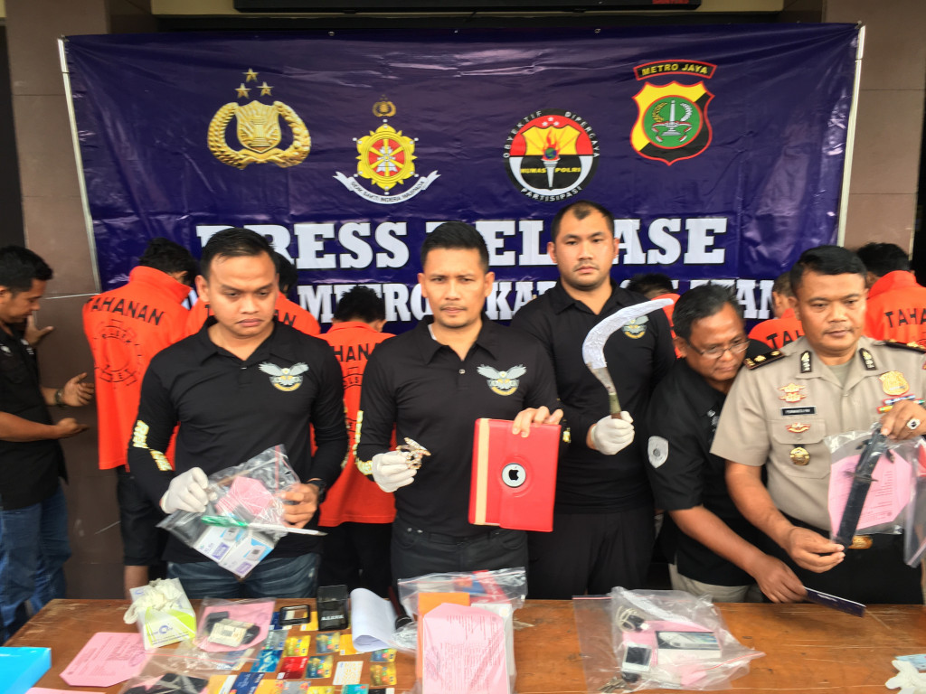 Budi Hermanto (tengah) saat jumpa pers pengungkapan kasus pencurian dan pemerasan. Foto: MTVN/Riyan Ferdianto