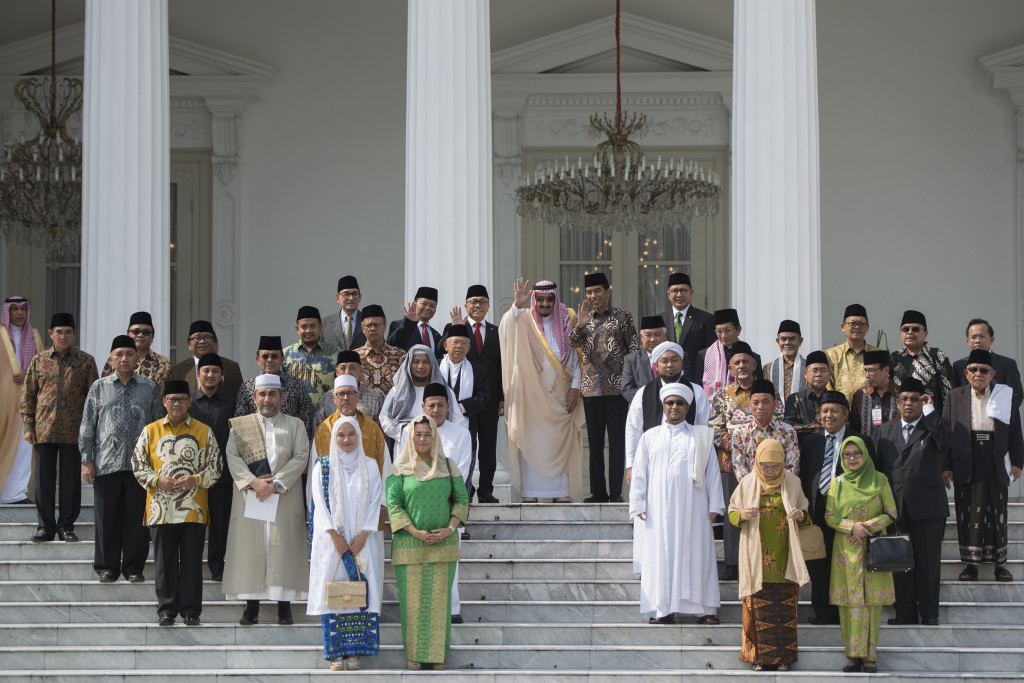 Ilustrasi--Presiden Joko Widodo (kanan tengah) dan Raja Arab Saudi Salman bin Abdulaziz Al-Saud (kiri tengah) melambaikan tangan saat berfoto bersama usai bertemu dengan sejumlah pimpinan lembaga Islam dan tokoh-tokoh Islam Indonesia di Istana Merdeka, Ja