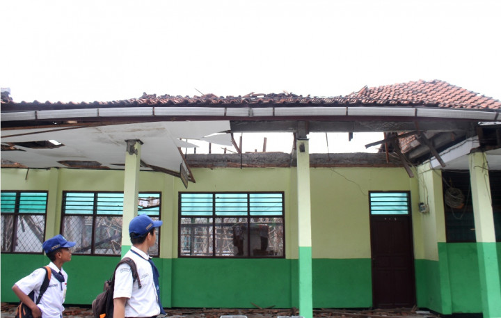 Bangunan SD di Depok Roboh