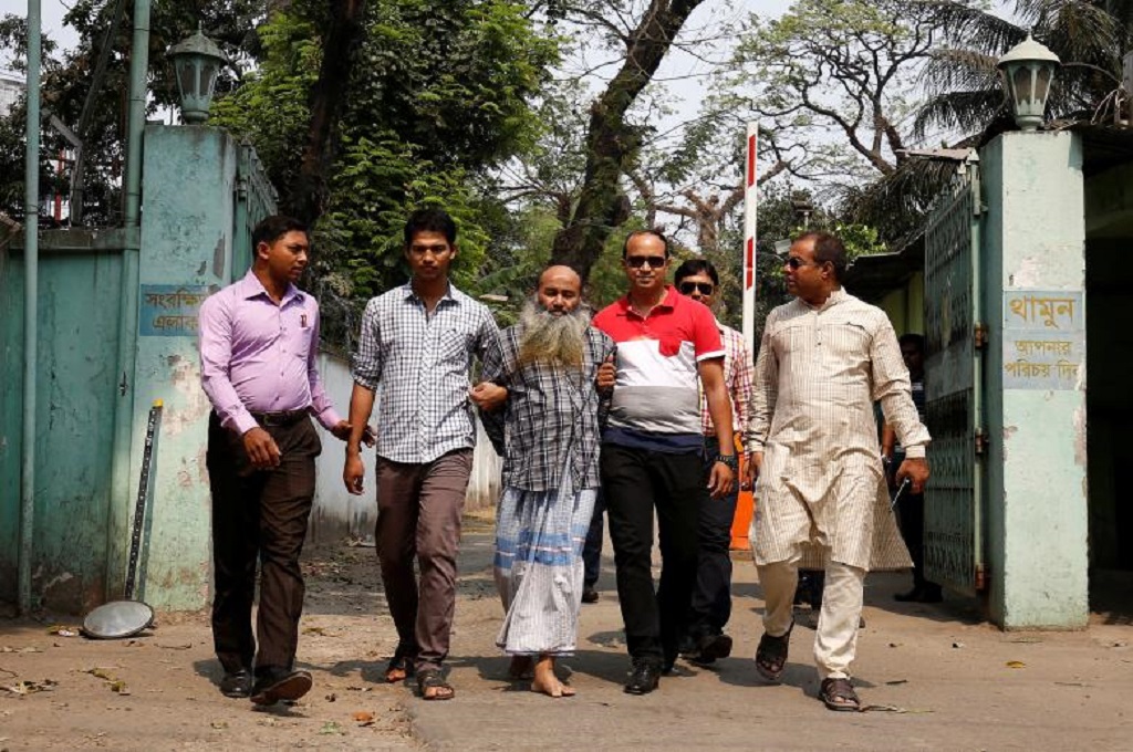 Polisi menggiring Shaikh Mohammad Abul Kashem (tengah) di Dhaka, Bangladesh, 3 Maret 2017 . (Foto: Reuters)