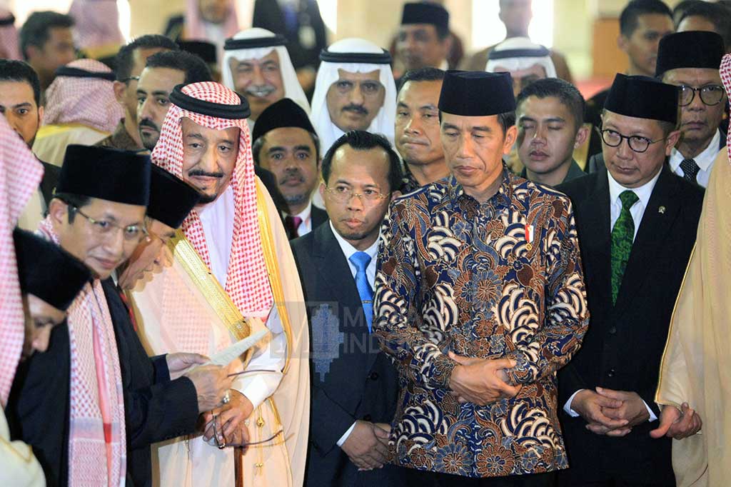 Raja Salman memberikan cenderamata untuk Masjid Istiqlal, berupa potongan kain penutup Kabah (kiswah). Foto: MI/Panca Syurkani