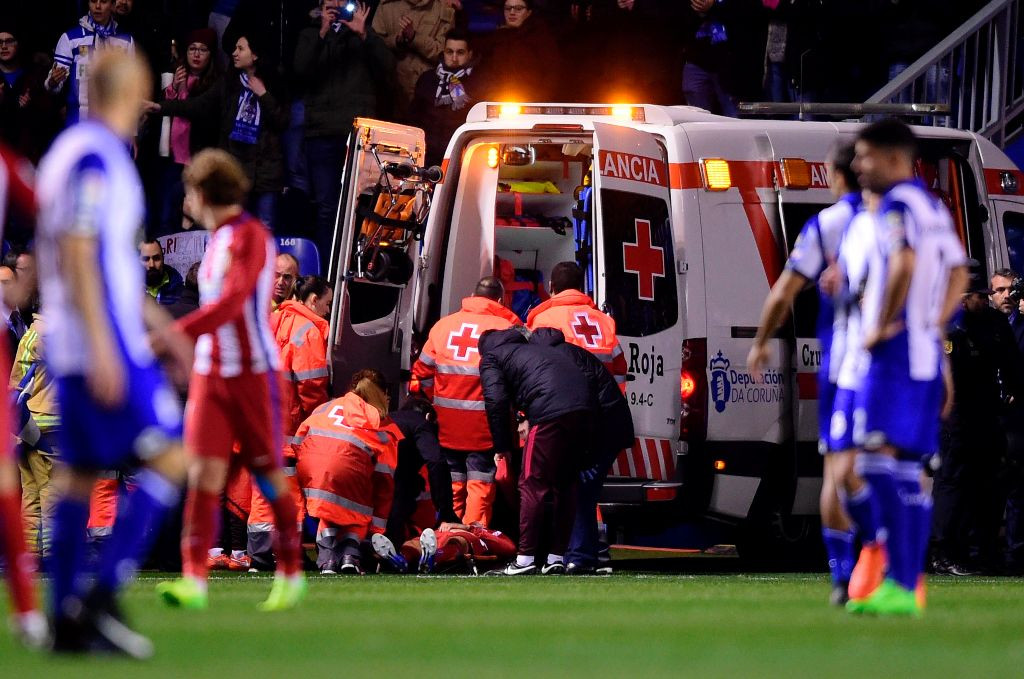 Momen saat Fernando Torres dilarikan ke rumah sakit usai tak sadarkan diri di lapangan (Foto: AFP PHOTO / MIGUEL RIOPA)