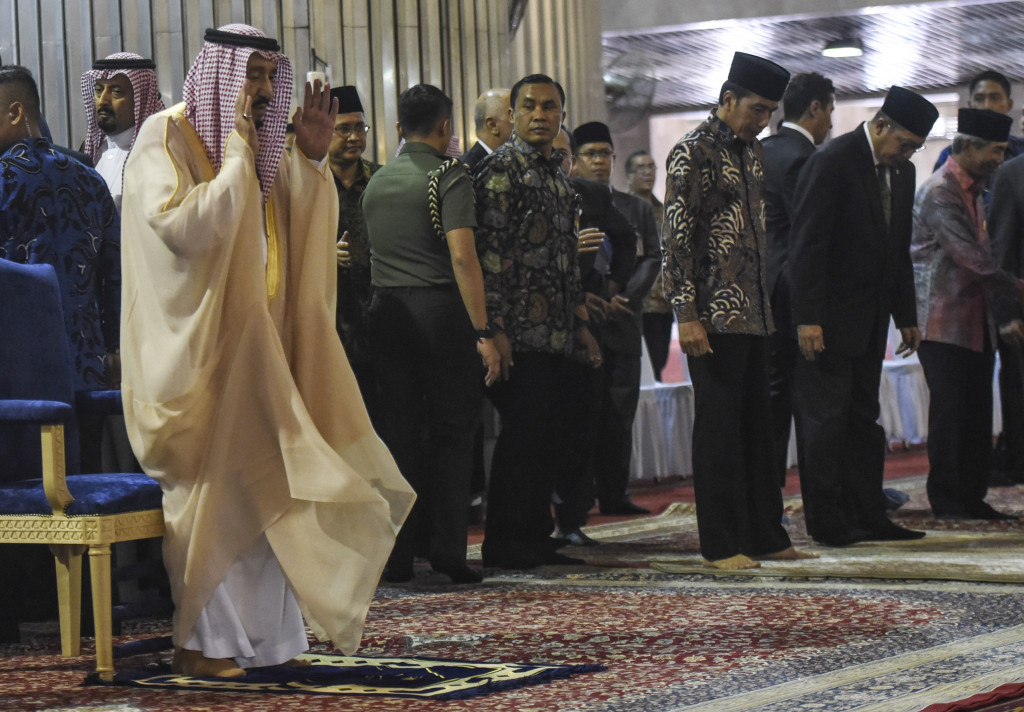 Presiden Joko Widodo (ketiga kanan) bersama Raja Salman (kiri) saat salat di Masjid Istiqlal, Kamis 2 Maret 2017. Foto: Antara/Hafidz Mubarak A.