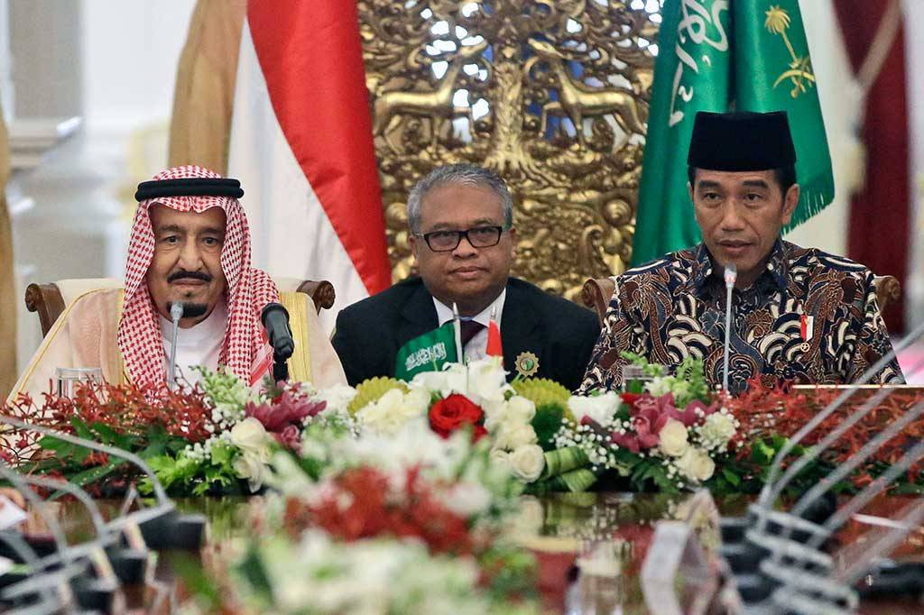 Raja Salman dan Presiden Jokowi saat berdialog dengan para tokoh Islam. (Foto: AP/Dita Alangkara)