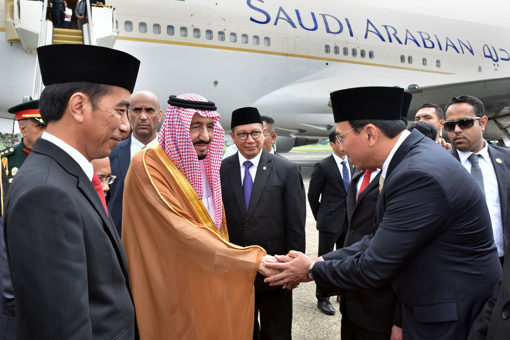  Basuki Tjahaja Purnama (kanan) menyambut kedatangan Raja Salman bin Abdulaziz Al Saud di Bandara Halim Perdanakusuma, Jakarta, Rabu (1/3/2017). Antara Foto/Setpres/Agus Suparto/wsj/kye/17.