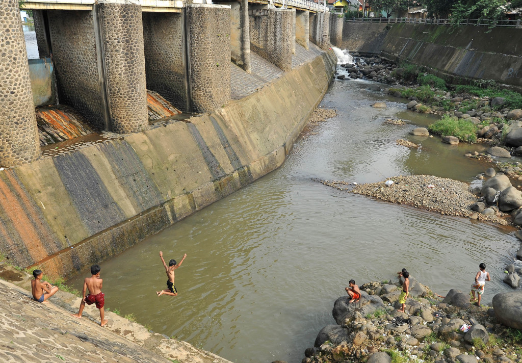 Sejumlah anak bermain di kali Ciliwung di kawasan bendung Katulampa, Ciawi, Bogor, Jawa Barat, Sabtu (10/11/2012). Foto: Antara/Paramayuda