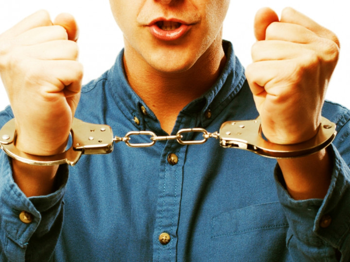 Siswi AS Rekam Ayahnya Ditahan karena Tak Punya Dokumen