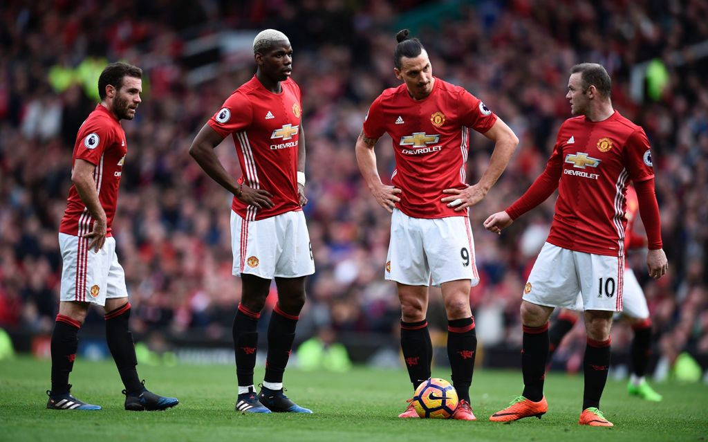 Para pemain Manchester United berdiskusi saat ingin melepaskan tendangan bebas ke gawang Bournemouth (Foto: AFP/Oli Scarff)