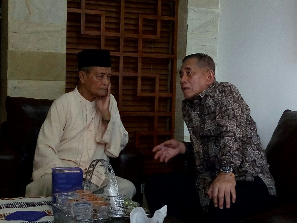 Menteri Pertahanan Ryamizard Ryacudu (kanan) saat bercakap dengan Buya Syafii Maarif. (Foto: Metrotvnews.com/Ahmad Mustaqim)