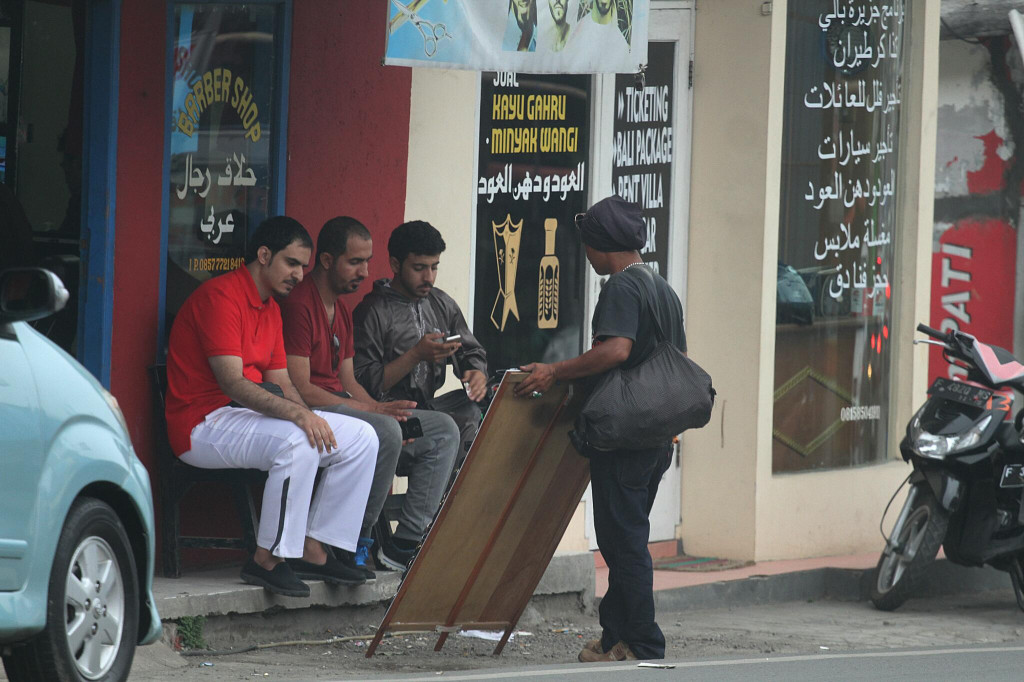  Turis asal Timur Tengah beraktivitas di kawasan Puncak, Bogor, Jawa Barat, Rabu (10/6/2014). Foto: MI/Arya Manggala
