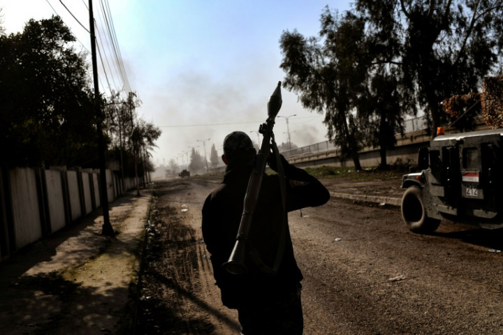 Anti-IS Assaults Gain Ground in Iraq and Syria