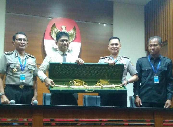 Polri Serahkan Pedang Warna Emas ke KPK
