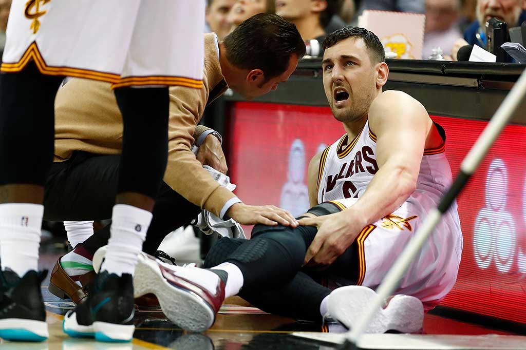 Bogut Cedera Patah Kaki di Debutnya Bersama Cavs