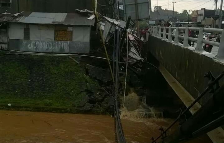 Talut di Jalur Nasional Jepara Longsor