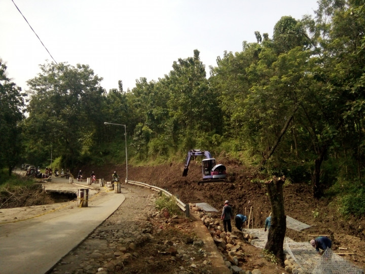 Jalur Alternatif Kendal-Semarang Ambles