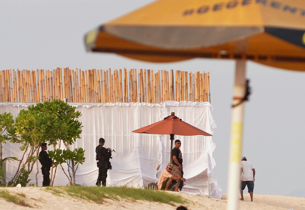 Petugas melakukan penjagaan ketat di kawasan hotel yang menjadi tempat menginap Raja Arab Saudi Salman bin Abdulaziz al-Saud dan rombongan tersebut selama berwisata di Bali. ANTARA FOTO/Fikri Yusuf