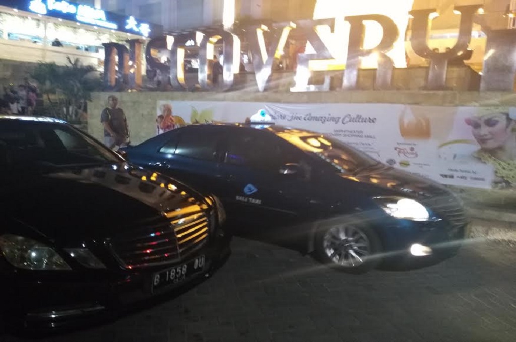 Mobil Mercy yang disewa rombongan Kerajaan Arab Saudi di depan Discovery Shopping Mall Kuta, Bali, MTVN - Ririn