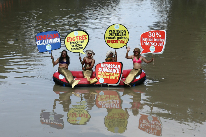 'Putri Duyung' Kecam Pencemaran Sungai