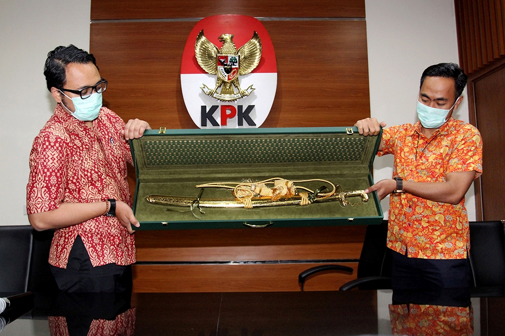 Ilustrasi: Polri menyerahkan pedang cinderamata berwarna emas pemberian Kerajaan Arab Saudi ke KPK, Selasa (7/3/2017). Foto: ANTARA/Ubaidillah