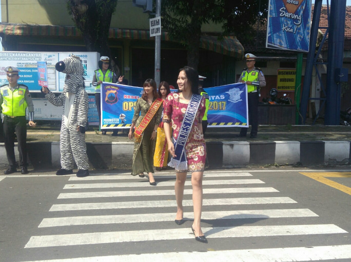 Perempuan-perempuan Aduhai Berlenggang di Zebra Cross Karanganyar