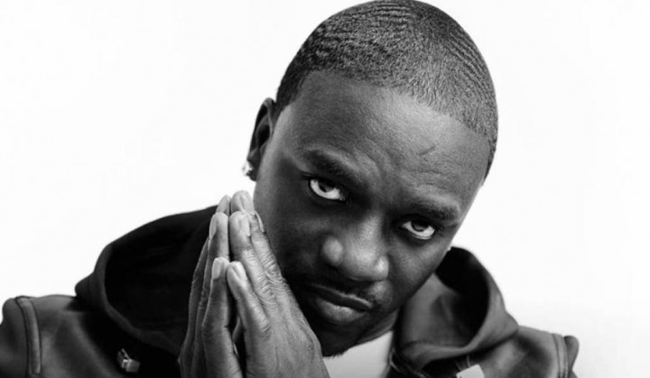 Sambangi Indonesia, Akon Bangun Instalasi Listrik untuk Suku Anak Dalam