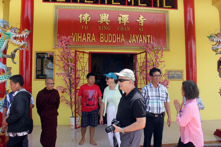 Dubes AS Kunjungi Vihara di Sorong