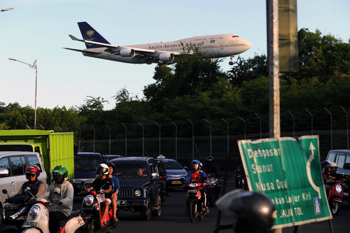 Pelayan Kerajaan Ikut Menikmati Bali