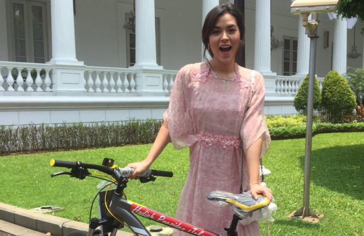 Bahagianya Raisa Dapat Sepeda dari Presiden Jokowi