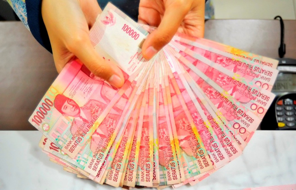 Rupiah Menuju ke Level Rp13.400/USD