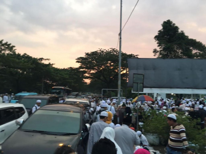 Kemacetan Mengular di Kawasan TMII Menuju Masjid At-Tin
