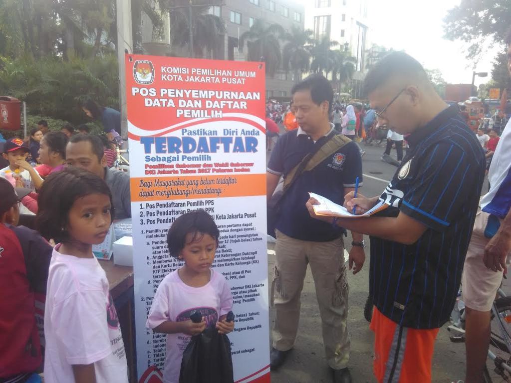 Petugas KPU tengah lakukan pengecekan. MTVN LB Ciputri