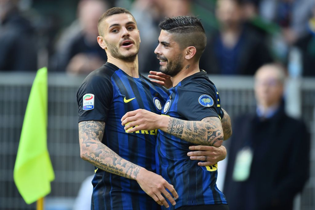 Duo Argentina Mauro Icardi dan Ever Banega membawa Inter unggul atas Atalanta (Foto: AFP)