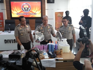 Polisi Pamerkan Bom Buatan Terduga Teroris Bandung