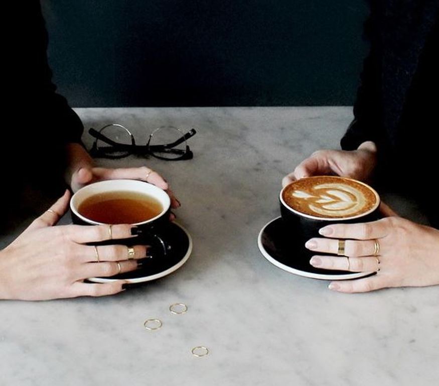 Teman bukanlah keluarga, tapi mereka bisa menjadi seperti keluarga yang ada setiap saat. (Foto: Vrai And Oro)