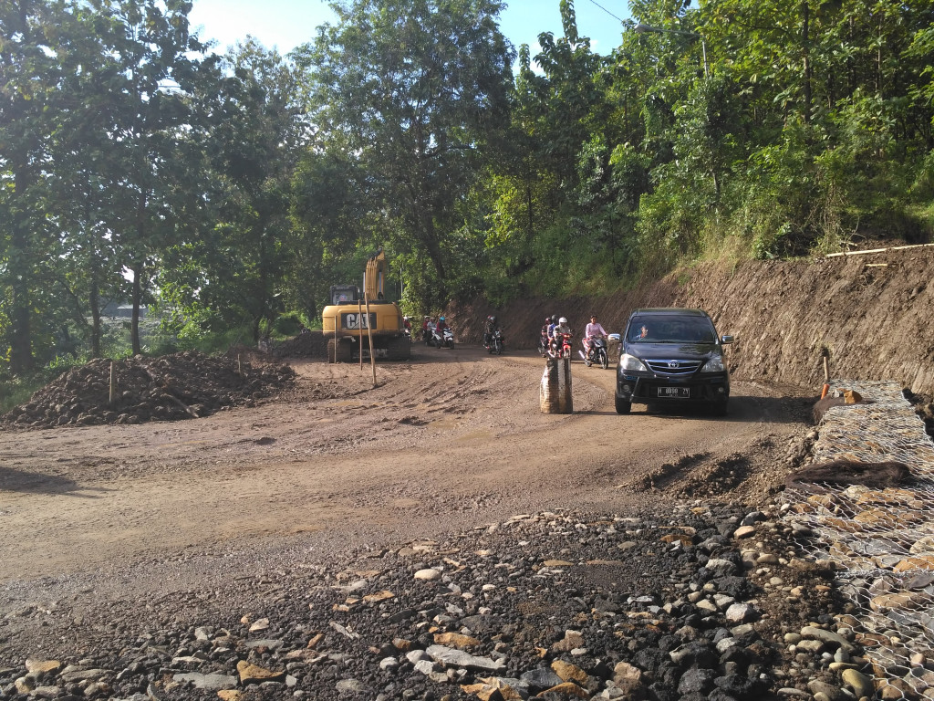 Jalan alternatif Kendal-Semarang di Kecamatan Kaliwungu sudah bisa dilalui setelah sempat ditutup karena longsor. (Metrotvnews.com/Iswahyudi)