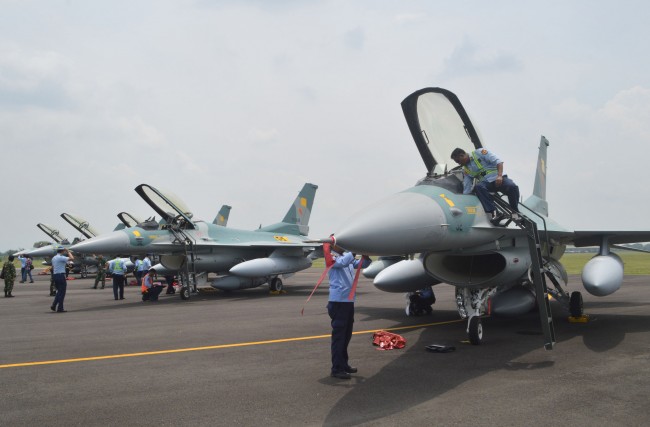 Pesawat F16 yang Tergelincir di Pekanbaru Sudah Dievakuasi