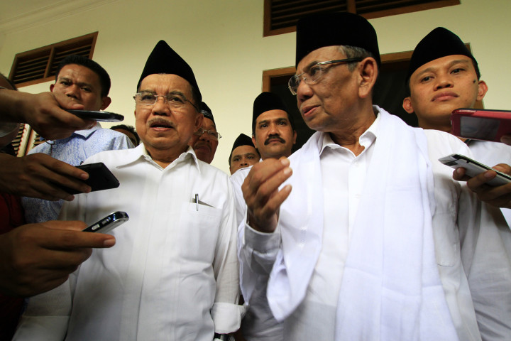 Polisi Kawal Pemakaman K.H. Hasyim Muzadi