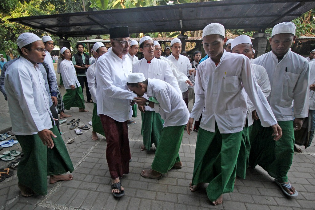 Almarhum K.H Hasyim Muzadi di tengah-tengah para santri (Foto: Antara).