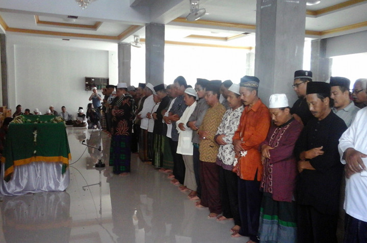 Ribuan Pelayat Menyalatkan Jenazah Hasyim Muzadi