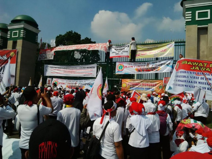 Tuntut Kesejahteraan, Ribuan Perawat Honorer Geruduk DPR