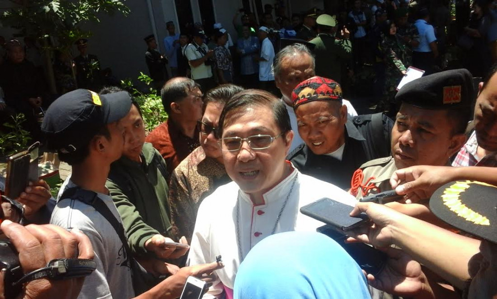  Uskup Keuskupan Malang Mgr. Henricus Pidyarto Gunawan melayat ke rumah duka Kiai Hasyim Muzadi --MTVN--