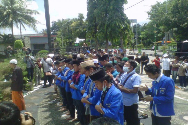 Sebelum Demo, Warga di Sumenep Salat Gaib untuk Hasyim Muzadi