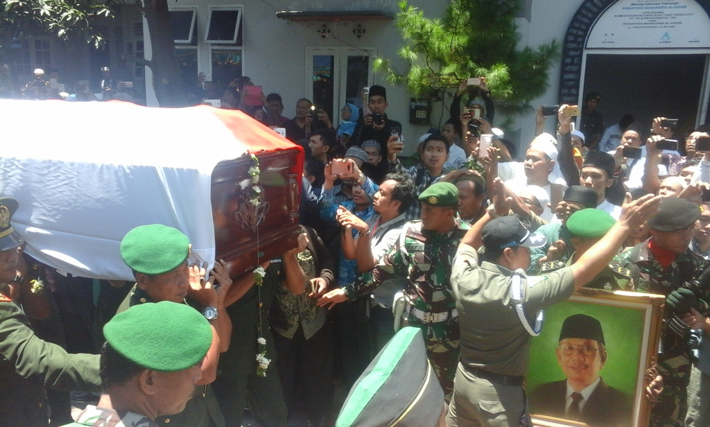 Upacara militer pelepasan jenazah Hasyim Muzadi di Pesma Al Hikam, Kota Malang, Kamis, 16 Maret 2017. (Metrotvnews.com/Aditya Mahatva Yodha)