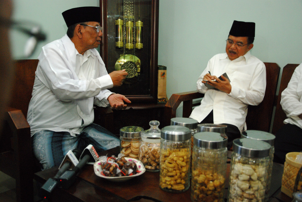 Jusuf Kalla (kanan) berbincang dengan mantan Ketua PBNU Hasyim Muzadi (kiri) saat berkunjung ke Pondok Pesantren Al-Hikam di Depok, Jawa Barat, Jumat 23 Mei 2014--ANTARA/Indrianto Eko Suwarso