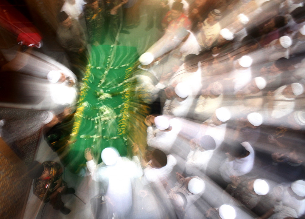 Ratusan santri dan pelayat berebut menggotong peti jenazah KH Hasyim Muzadi di Pondok Pesantren Al Hikam, Cenggerayam, Malang, Jawa Timur, Kamis (16/3/2017). Foto: Antara/Ari Bowo Sucipto