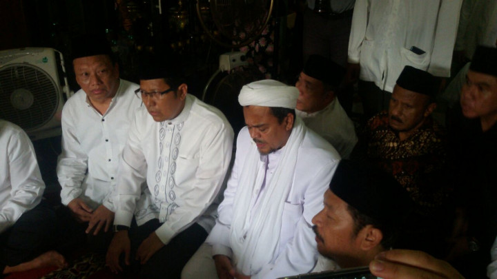 Rizieq Shihab Melayat ke Rumah Kiai Hasyim